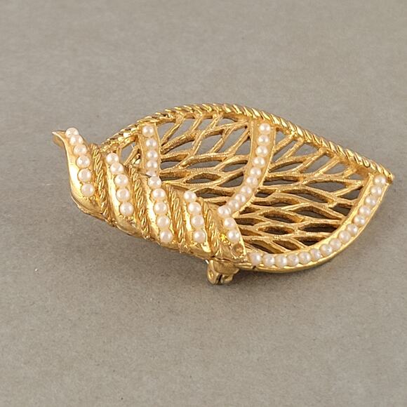 Vintage BSK Gold-Tone Leaf Brooch Faux Pearl 2.1” Filigree Openwork Pin - Picture 3 of 10